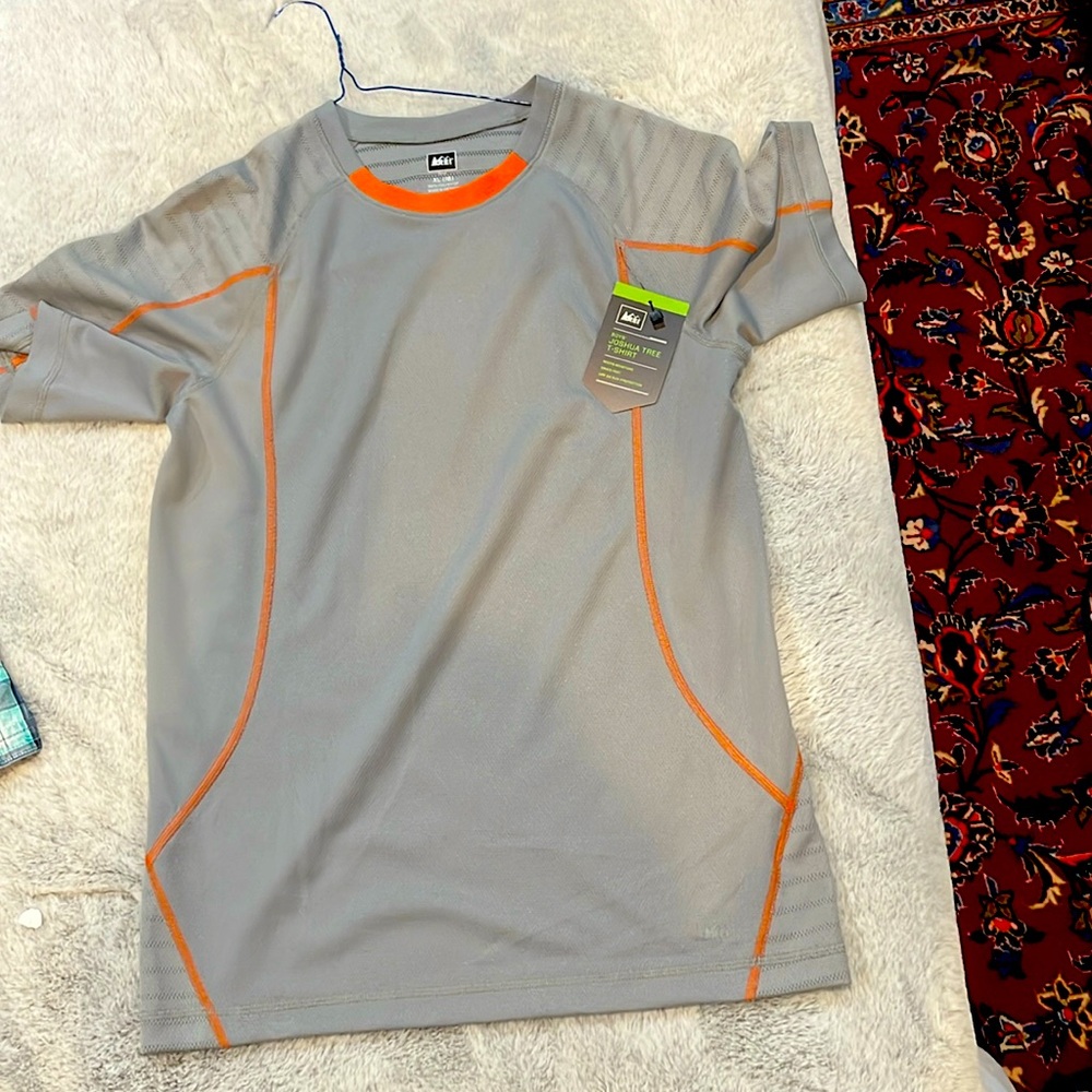 It is brand new with tag on!! It’s a Men’s Small and a Boys XL(18)!!